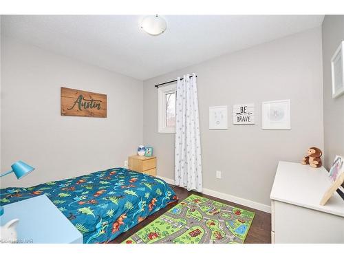 15 Northhaven Road, Welland, ON - Indoor Photo Showing Bedroom