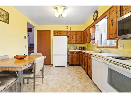 11241 Highway 3 Highway, Wainfleet, ON - Indoor Photo Showing Kitchen