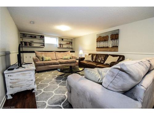 11 Preston Drive, St. Catharines, ON - Indoor Photo Showing Living Room