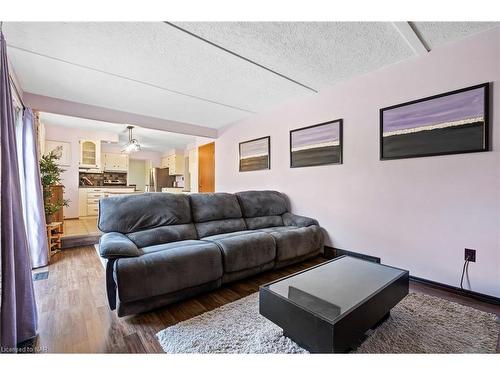 7096 Brian Crescent, Niagara Falls, ON - Indoor Photo Showing Living Room