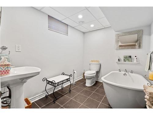 7096 Brian Crescent, Niagara Falls, ON - Indoor Photo Showing Bathroom
