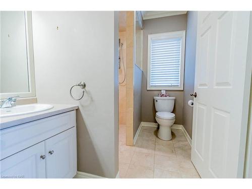 154 Muirfield Trail, Welland, ON - Indoor Photo Showing Bathroom