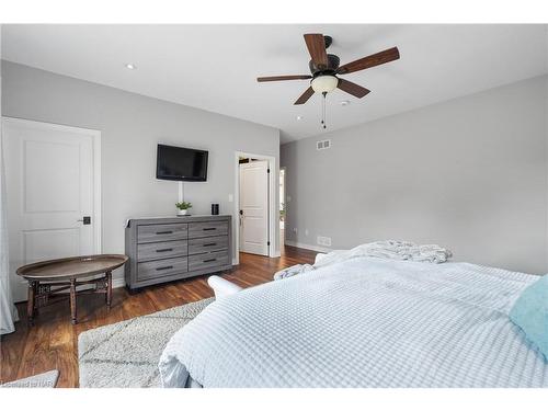 1647 Holland Road, Fonthill, ON - Indoor Photo Showing Bedroom