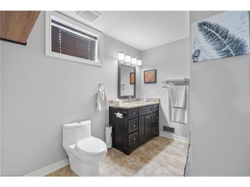 1647 Holland Road, Fonthill, ON - Indoor Photo Showing Bathroom