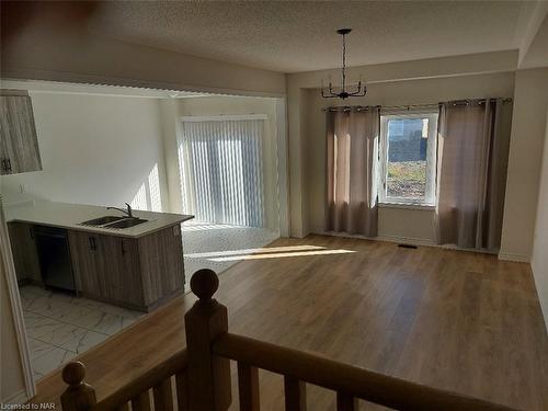 100 Tumblewood Place, Welland, ON - Indoor Photo Showing Other Room