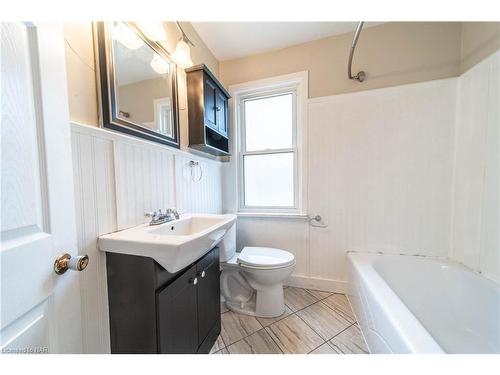 5885 Keith Street, Niagara Falls, ON - Indoor Photo Showing Bathroom
