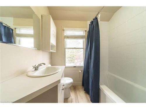 5885 Keith Street, Niagara Falls, ON - Indoor Photo Showing Bathroom