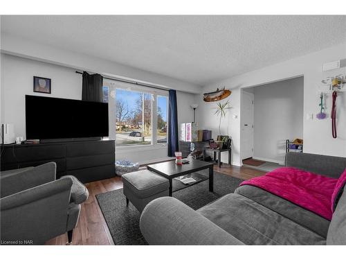 4649 Sussex Drive, Niagara Falls, ON - Indoor Photo Showing Living Room