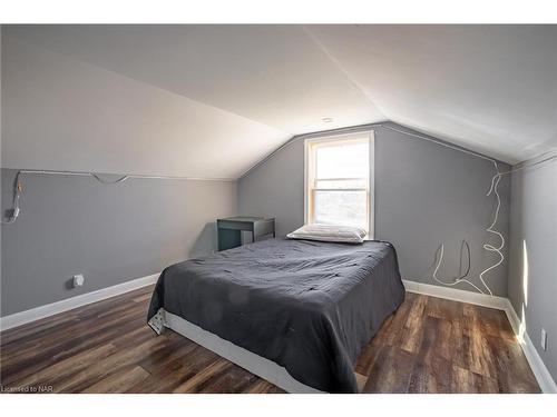 909 Pleasant Beach Road, Port Colborne, ON - Indoor Photo Showing Bedroom