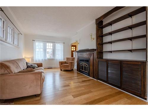 4998 Valley Way, Niagara Falls, ON - Indoor Photo Showing Living Room With Fireplace