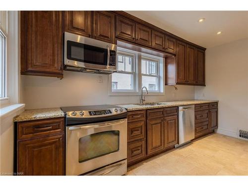 4998 Valley Way, Niagara Falls, ON - Indoor Photo Showing Kitchen