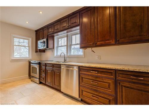 4998 Valley Way, Niagara Falls, ON - Indoor Photo Showing Kitchen