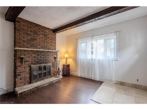 4998 Valley Way, Niagara Falls, ON - Indoor Photo Showing Living Room With Fireplace