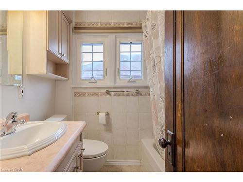 4998 Valley Way, Niagara Falls, ON - Indoor Photo Showing Bathroom