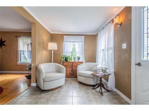 3636 Bowen Road, Stevensville, ON - Indoor Photo Showing Living Room