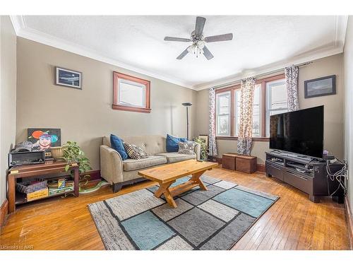 3 Cleveland Street, Thorold, ON - Indoor Photo Showing Living Room