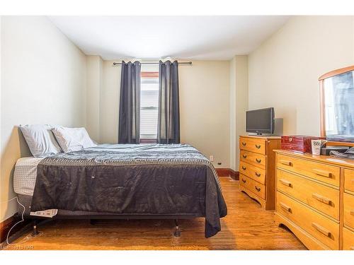 3 Cleveland Street, Thorold, ON - Indoor Photo Showing Bedroom