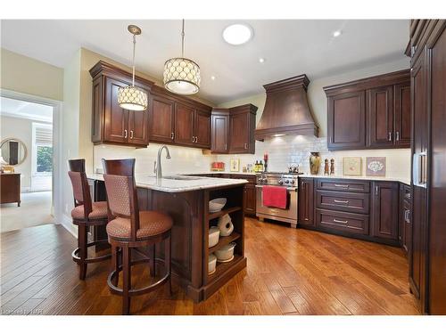1 Evergreen Lane, Niagara-On-The-Lake, ON - Indoor Photo Showing Kitchen With Upgraded Kitchen