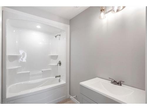 137 St. George Street, Welland, ON - Indoor Photo Showing Bathroom