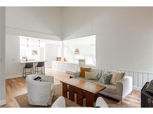 300 Mathews Road S, Ridgeway, ON - Indoor Photo Showing Living Room