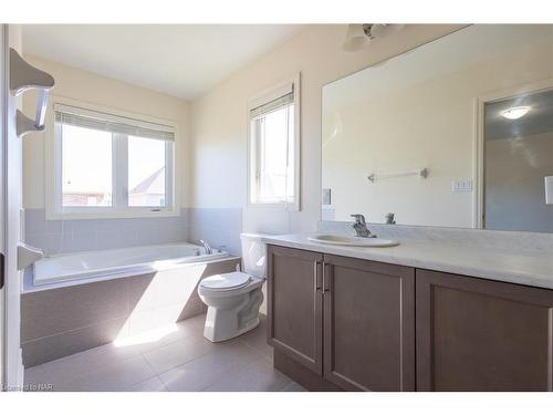 4387 Eclipse Way, Niagara Falls, ON - Indoor Photo Showing Bathroom