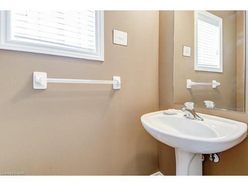 756 Quaker Road, Pelham, ON - Indoor Photo Showing Bathroom
