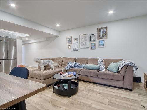 4-13 Valley Road, St. Catharines, ON - Indoor Photo Showing Living Room