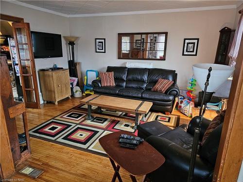 4409 Ontario Street, Beamsville, ON - Indoor Photo Showing Living Room