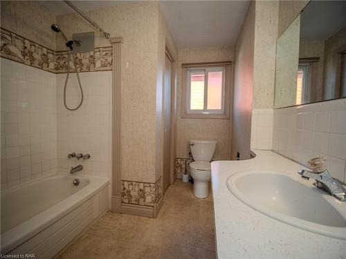 4430 Dovewood Drive, Niagara Falls, ON - Indoor Photo Showing Bathroom