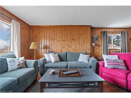 214 Bertie Street, Fort Erie, ON - Indoor Photo Showing Living Room