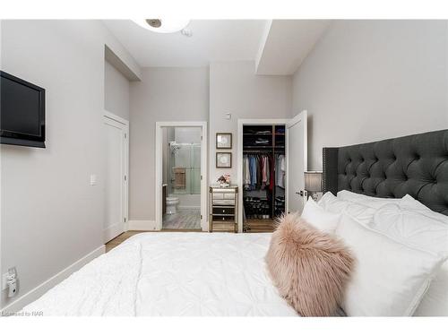 604-77 Yates Street, St. Catharines, ON - Indoor Photo Showing Bedroom