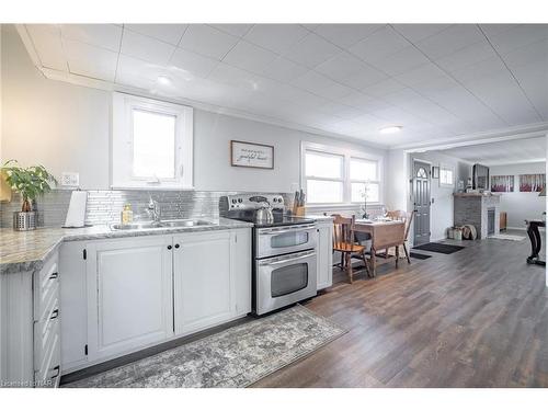 3766 Fairfield Avenue, Crystal Beach, ON - Indoor Photo Showing Kitchen