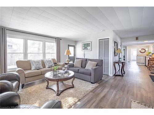 3766 Fairfield Avenue, Crystal Beach, ON - Indoor Photo Showing Living Room