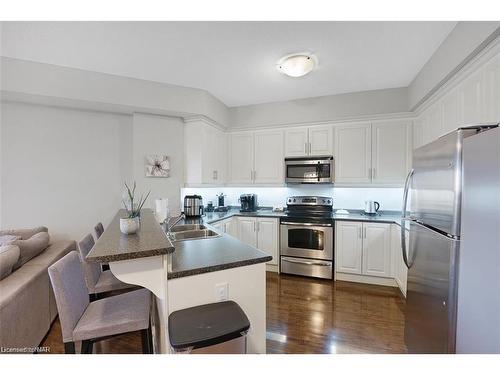 523-8111 Forest Glen Drive, Niagara Falls, ON - Indoor Photo Showing Kitchen