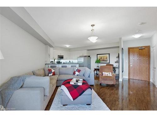 523-8111 Forest Glen Drive, Niagara Falls, ON - Indoor Photo Showing Living Room