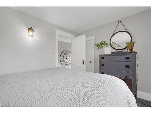 40 Church Hill, Pelham, ON - Indoor Photo Showing Bedroom