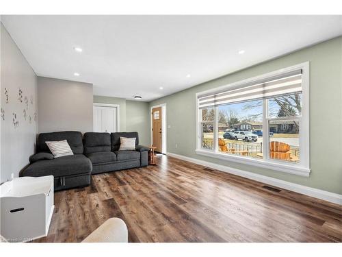 21 Lena Crescent, Port Colborne, ON - Indoor Photo Showing Living Room