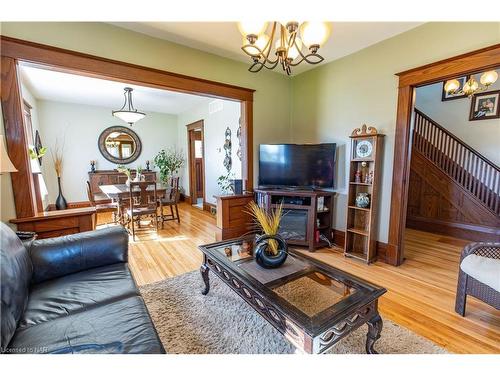 220 Chippawa Road, Port Colborne, ON - Indoor Photo Showing Living Room