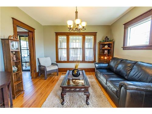 220 Chippawa Road, Port Colborne, ON - Indoor Photo Showing Living Room
