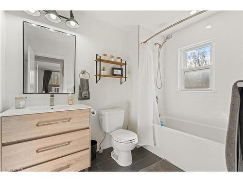 754 Helena Street, Fort Erie, ON - Indoor Photo Showing Bathroom