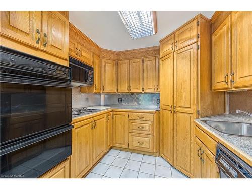 32 Chapel Street S, Thorold, ON - Indoor Photo Showing Kitchen
