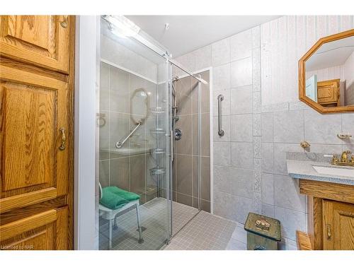 32 Chapel Street S, Thorold, ON - Indoor Photo Showing Bathroom
