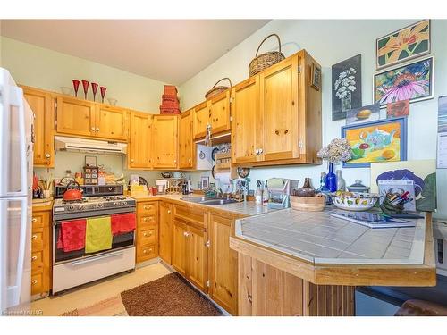 32 Chapel Street S, Thorold, ON - Indoor Photo Showing Kitchen With Double Sink
