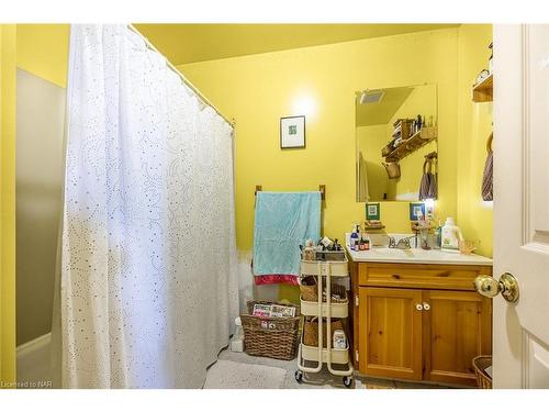 32 Chapel Street S, Thorold, ON - Indoor Photo Showing Bathroom