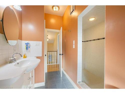 5222 Old Garrison Road, Fort Erie, ON - Indoor Photo Showing Bathroom