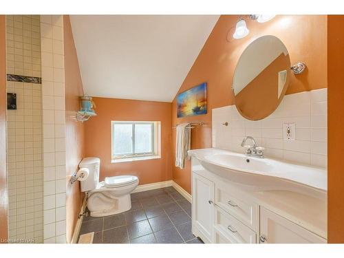 5222 Old Garrison Road, Fort Erie, ON - Indoor Photo Showing Bathroom