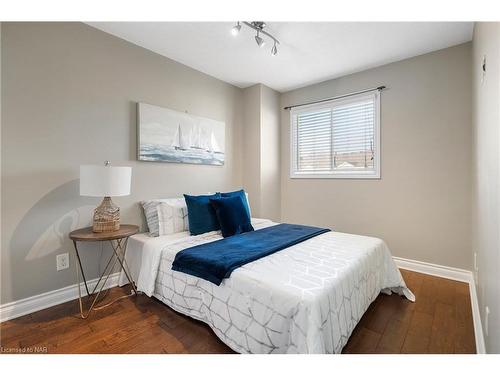 29-8136 Coventry Road, Niagara Falls, ON - Indoor Photo Showing Bedroom