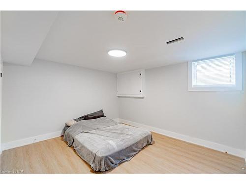 5700 Sunnylea Crescent, Niagara Falls, ON - Indoor Photo Showing Bedroom