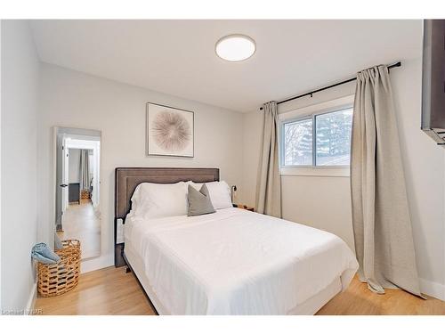 5700 Sunnylea Crescent, Niagara Falls, ON - Indoor Photo Showing Bedroom