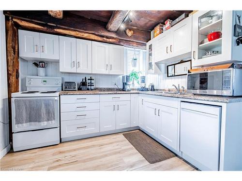 2539 Airline St Street, Fort Erie, ON - Indoor Photo Showing Kitchen